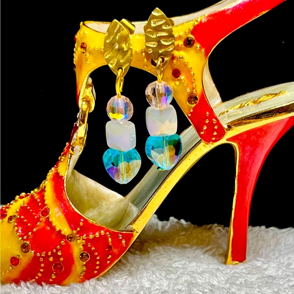 💙🦋Stunning blue hearts and opal like Crystal gold earrings